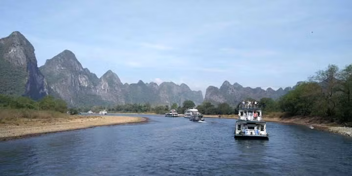 Quế Lâm Nằm ở Nam Trung Quốc, Quế Lâm giống như một viên ngọc lấp lánh trên thảm xanh, khung cảnh ở đây thường được ca ngợi là "cảnh quan hàng đầu trên thế giới". Tuyệt tác thiên nhiên này nổi tiếng với những ngọn núi tinh tế, những hang động đầy nhũ thạch và đặc biệt là dòng Li Giang trong lành chạy từ trung tâm thành phố đến quận Dương Sóc. Tất cả đều kết hợp lại và tạo thành một bức tranh khổng lồ kiệt tác của tự nhiên. Bên cạnh đó, du khách cũng sẽ không muốn bỏ lỡ vẻ đẹp độc đáo của những cánh đồng lúa duyên dáng ở Long Thắng.