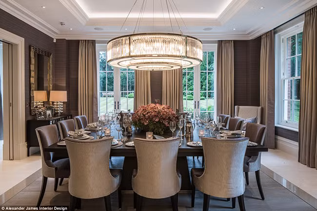Nội thất của ngôi nhà được sử dụng theo thiết kế của Alexander James Interior Design, với chi phí lên tới 13 tỷ, bao gồm 257 triệu cho chiếc bàn ăn phong cách chứa được 12 người đồng thời có thể kéo dài gấp đôi khi có đông thực khách…