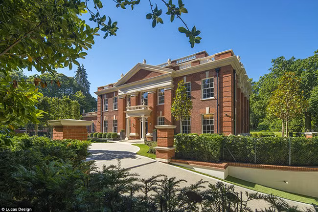 Whitelands nằm trên khu đất riêng của công ty bất động sản St George's Hill. Đây là một khu đất tư nhân rộng gần 4 km2 gồm 420 căn nhà với các câu lạc bộ gôn và sân gôn riêng. Biệt thự sang trọng này nằm trong một khu vườn rộng lớn với 5 phòng ngủ, phòng quay phim, phòng thư giãn, phòng tập thể dục, một spa riêng và hồ bơi thông minh…