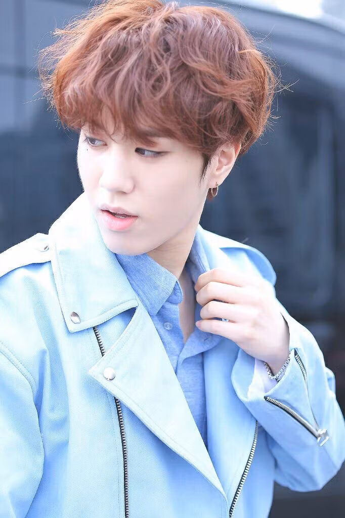 Yu Gyeom (GOT7): Thành viên GOT7 trong vài lần quảng bá gần đây cũng gắn liền với tóc tổ chim. Anh chàng từng thay đổi màu nhuộm nhiều lần nhưng vẫn giữ nguyên hình dáng tóc với phần mái dài, dày được uốn xoăn và đánh rối.