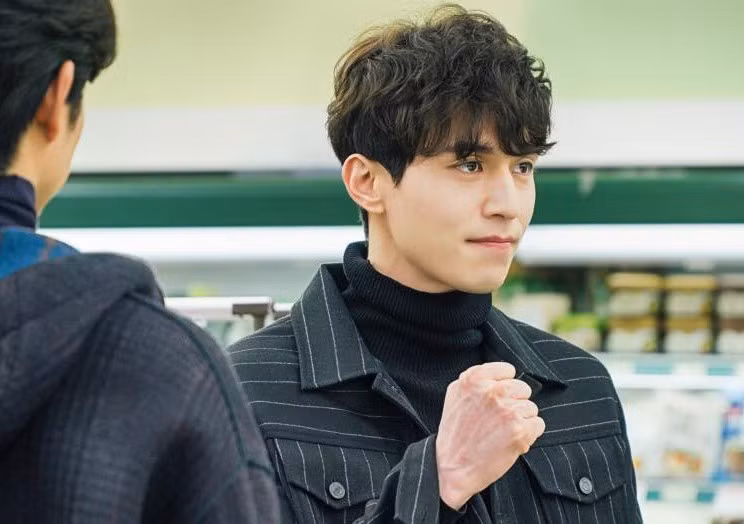 Lee Dong Wook: Không chỉ các thần tượng Kpop, những nam thần của điện ảnh Hàn cũng yêu thích tóc tổ chim. Lee Dong Wook đã để tóc xoăn suốt thời gian dài kể từ khi vào vai Thần chết trong Goblin tới nay.
