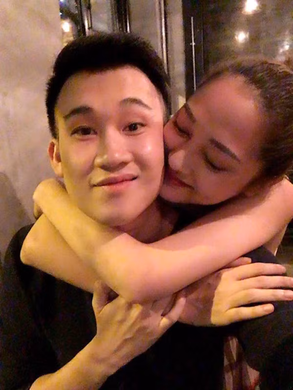 Cả hai thường xuyên có những cử chỉ thân mật làm dấy lên tin đồn hẹn hò.