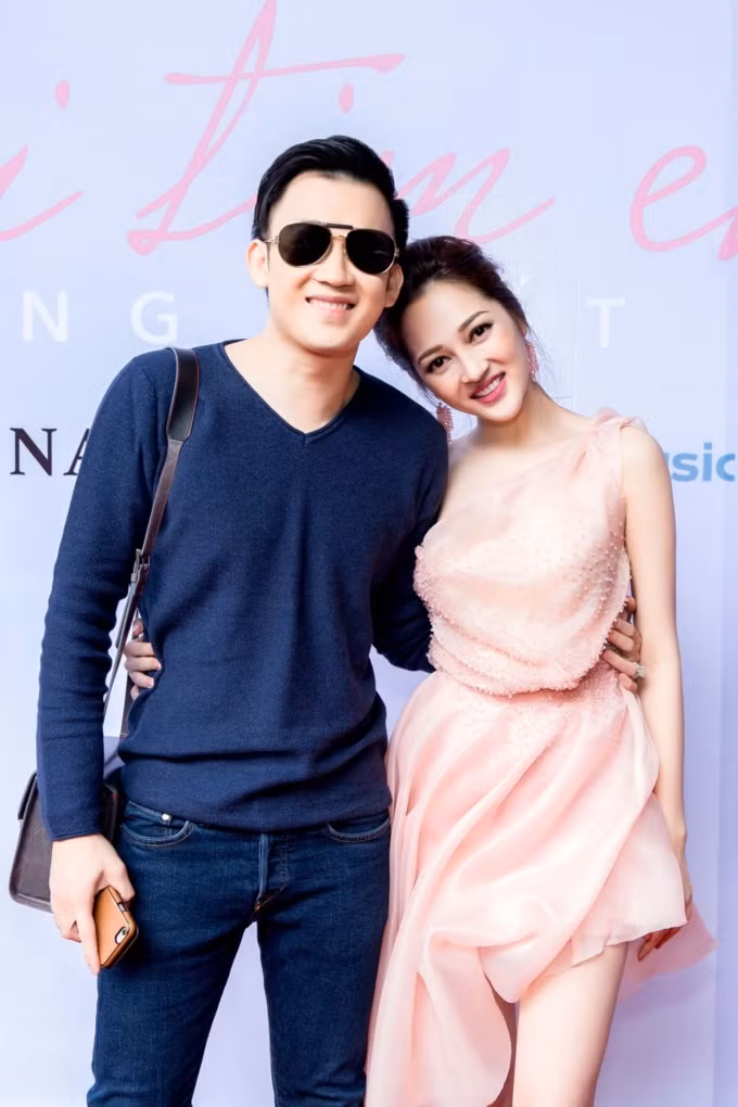 Bảo Anh và Dương Triệu Vũ vốn là anh em, đồng nghiệp thân thiết trong nghề, từ khi nữ ca sĩ "chân ướt chân ráo" bước vào nghề. Cũng chính vì mối quan hệ thân thiết mà cả hai từng vướng nghi án hẹn hò sau những hình ảnh tình tứ, thường xuyên xuất hiện chung ở sự kiện, đi ăn, đi chơi cùng nhau...