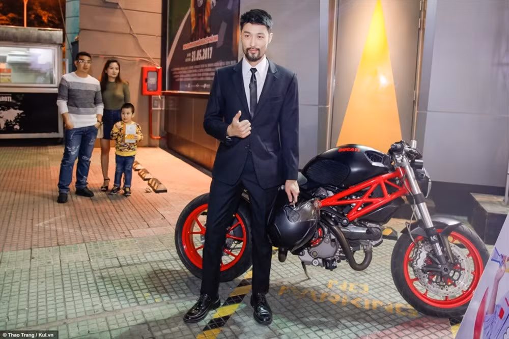Năm 2017, nam diễn viên Johnny Trí Nguyễn có tham gia hoạt động quảng bá phim. Tuy nhiên thời gian này anh vẫn giữ được vẻ ngoài phong trần.