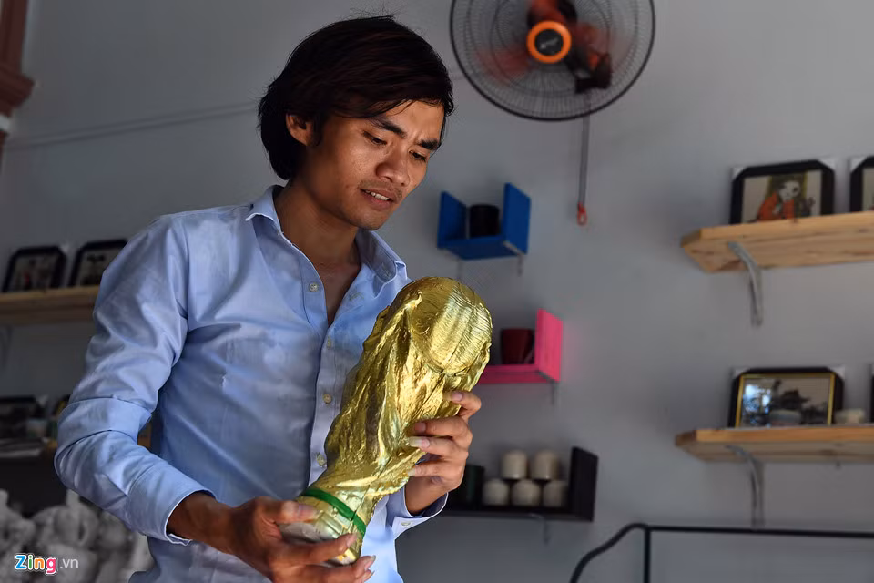 Anh Đặng Văn Long từ Thanh Hóa ra Hà Nội công tác. Nhân dịp này anh tới Bát Tràng sắm một chiếc về bày cạnh tivi ở nhà để rủ bạn bè đến xem cùng.