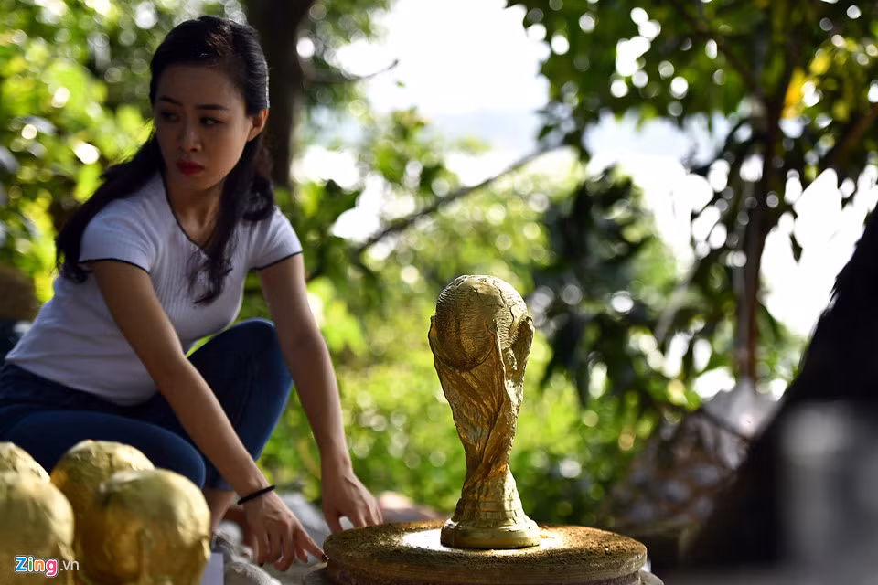 Khi được hỏi các hộ sản xuất ở đây đều khẳng định, kích thước, kiểu dáng và chi tiết hình tượng trên cup giống thật khoảng 95%.
