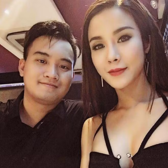 Diệp Lâm Anh yêu và kết hôn với bạn trai kém 1 tuổi. Ông xã của Diệp Lâm Anh là Đức Phạm, sinh năm 1990. Không những là trai trẻ, anh còn xuất thân trong một gia đình giàu có nổi tiếng tại TP. HCM. Cả hai tổ chức đám cưới vào ngày 5.5 vừa qua.