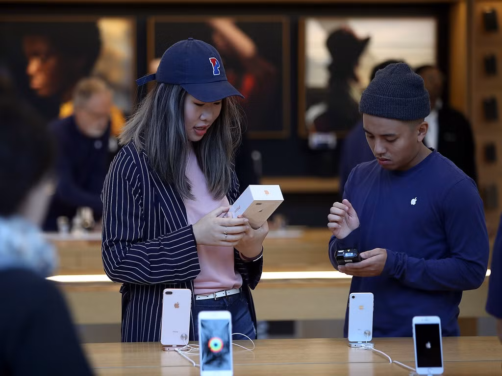 Cửa hàng chính thức của Apple đôi khi không phải là nơi tốt nhất để sửa iPhone. Ảnh: Getty Images.