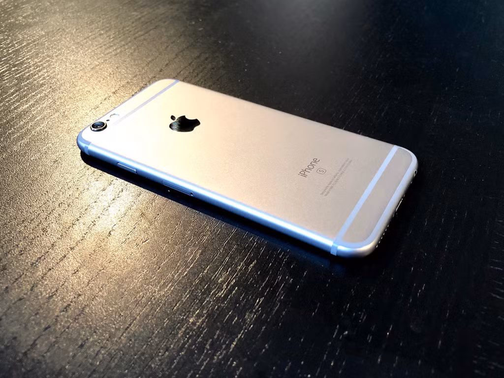Chiếc iPhone 6S của Avery Hartmans bị brick sau khi sửa tại Apple Store.