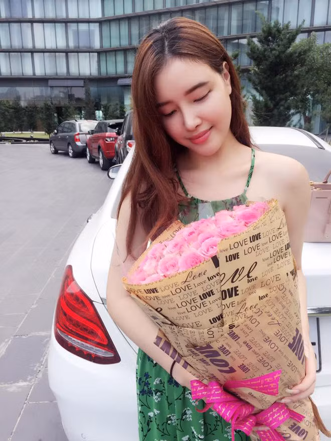 Cùng với màn "lột xác" về ngoại hình, Ngọc Phượng cho thấy một cuộc sống đáng mơ ước. Cô thường xuyên chia sẻ ảnh đi du lịch trong và ngoài nước cùng những bữa ăn tại các nhà hàng sang trọng. Hiện tại Ngọc Phượng và bạn trai yêu nhau được 3 năm. Đây hẳn là điều khiến các anh chàng tiếc nuối nhất.