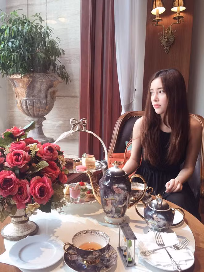 Nước da đen, mắt cận, hàm răng hơi hô không còn nữa, thay vào đó là một mỹ nhân. Gu thời trang của em gái Mai Phương Thúy được khen ngợi mang nét trẻ trung, hiện đại và nữ tính.