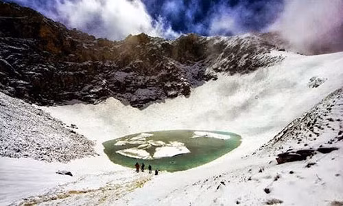 Bi an dang so trong ngoi mo chua 800 bo hai cot o do cao 5029m