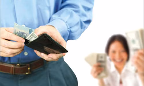 Ông chồng muối mặt vì bị vợ rút sạch tiền trước khi đi nhậu Ong chong muoi mat vi bi vo rut sach tien truoc khi di nhau