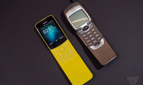 Nokia 8110 4G trái và huyền thoại của năm 1999. Ảnh TheVerge Nokia 8110 4G trái và huyền thoại của năm 1999. Ảnh TheVerge