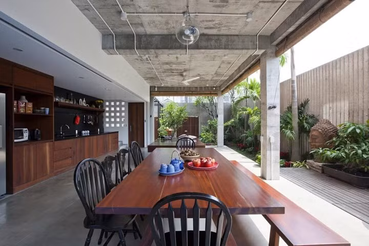 Phần lớn chất liệu được sử dụng chính trong biệt thự là gỗ tự nhiên, thiết kế đơn giản nhưng vẫn toát lên nét sang trọng, ấm áp mà những mẫu biệt thự vườn thường có.