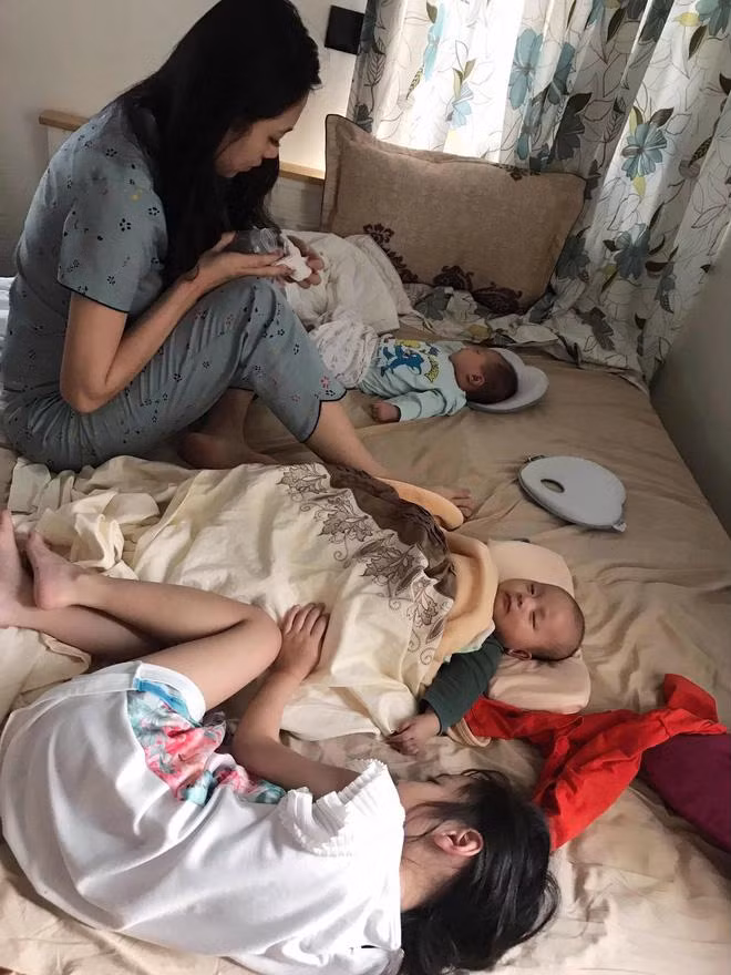 Hình ảnh bà mẹ sề một nách 3 con.