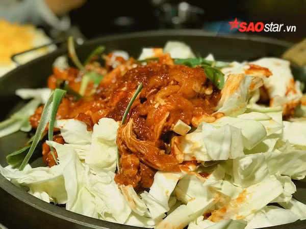 Khác hẳn vó những món ăn được chế biến trong nhà bếp rồi mang ra phục vụ thực khách, Dakgalbi có cách thưởng thức khá độc đáo. Món ăn được bày trên chiếc chảo gan to ngay giữa bàn tiệc và có bếp làm nóng phí bên dưới. Thực khách sẽ tự tay xào các nguyên liệu lại với nhau và thưởng thức ngay khi món còn nóng trên chảo.