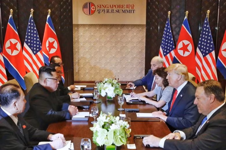Bà Lee ngồi cạnh ông Trump tại hội nghị thượng đỉnh Mỹ - Triều. (Ảnh: Straits Times)