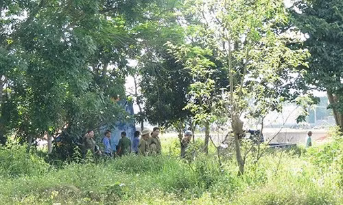 Cơ quan công an tiến hành khai quật mộ, lấy mẫu để giám định tìm nguyên nhân cái chết sau 6 năm chôn cất.