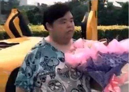Gai xinh tu choi man to tinh giua pho cua thieu gia nha giau