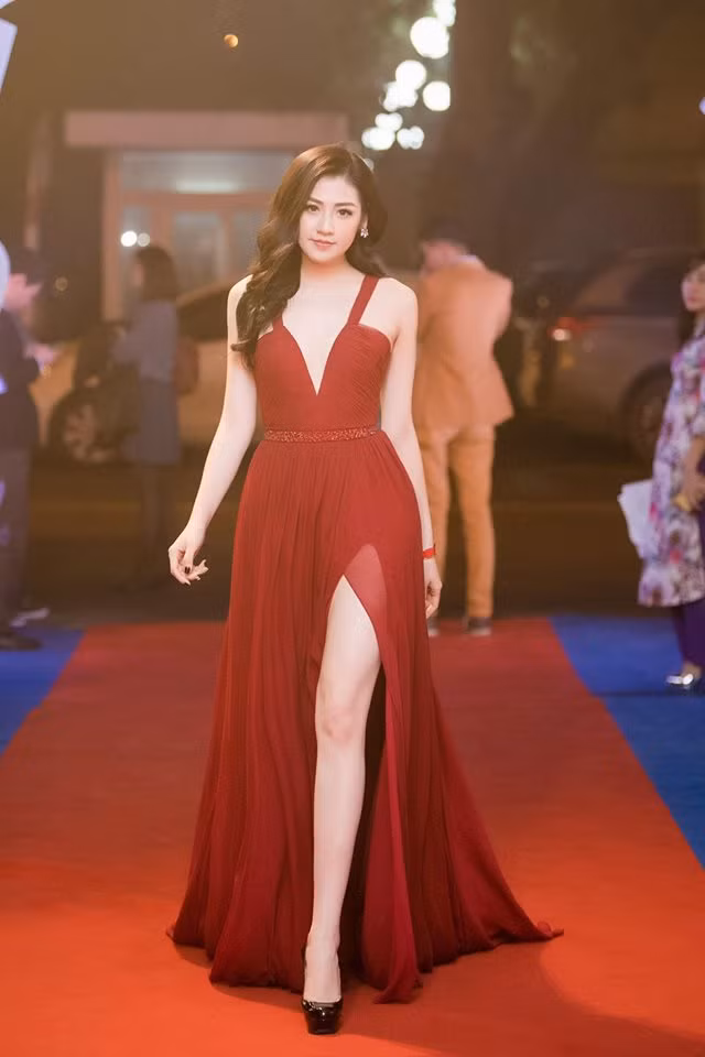 Điểm chung những bộ váy Á hậu Tú Anh mặc thường thiết kế xẻ sâu hun hút làm tôn lên số đo hình thể cực chuẩn cùng làn da trắng mịn, đôi chân dài miên man.