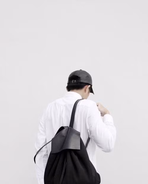 Vài năm gần đây, những kiểu dáng ba lô cao cấp như thế này đã trở thành món phụ kiện được quý ông lựa chọn để mang mỗi ngày. Các chất liệu như da, canvas hoặc da lộn là điểm cân bằng giữa sang trọng và phóng khoáng.