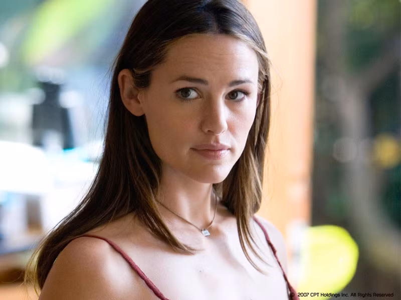 Hình ảnh trẻ trung, dễ mến, tràn đầy năng lượng của Jennifer Garner rất được lòng công chúng Mỹ, đặc biệt vào khoảng thập niên 2000. Cái tên Jennifer Garner thường xuyên xuất hiện trong danh sách những phụ nữ quyến rũ nhất thế giới như của tạp chí Stuff (2002), tạp chí FHM (2005, 2006). Năm 2007, cô được tạp chí People bình chọn là một trong 50 người phụ nữ đẹp nhất hành tinh.