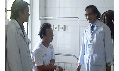 Bệnh nhân H. (giữa) suýt chết vì ăn phải sứa độc mua ở chợ. (Ảnh: Công Tuyển)