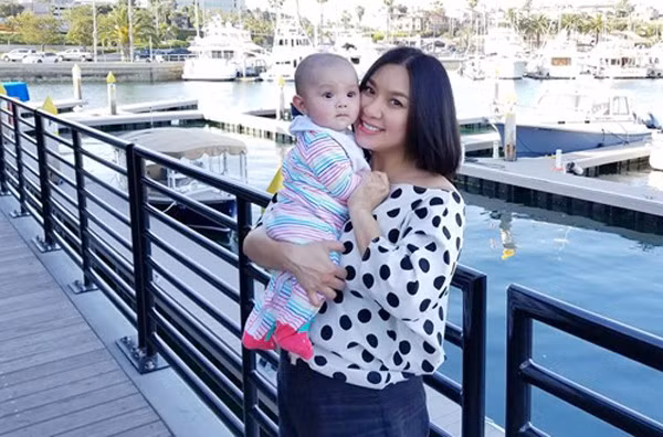 Y Phụng và con gái mới sinh.