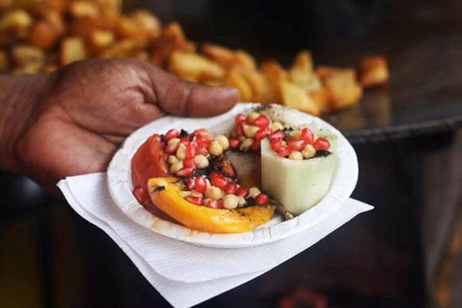 Món Kulle Chaat là món ăn vỉa hè nổi tiếng tại Delhi (Ấn Độ).
