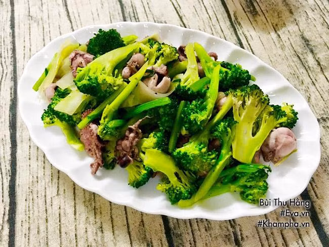 Món chính: BẠCH TUỘC XÀO SÚP LƠ Bạch tuộc bỏ phần có mùi hôi, xát muối làm sạch, để ráo. Ướp bạch tuộc với bột canh, hạt tiêu. Súp lơ tách nhỏ, rửa sạch. Phi thơm tỏi rồi cho bạch tuộc vào xào nhanh tay với lửa lớn sau đó trút ra để riêng. Xào chín tới súp lơ rồi cho bạch tuộc vào đảo đều, rắc thêm chút hạt tiêu nữa cho thơm rồi tắt bếp.