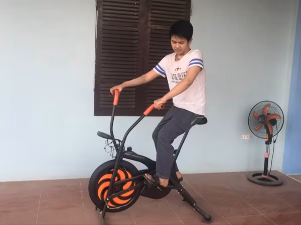 Hình ảnh xưởng bánh kẹo trong biển khói lửa.