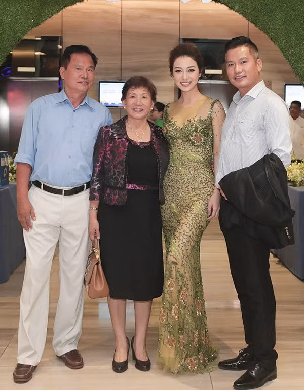 He lo moi quan he thuc su cua Jennifer Pham va bo me chong