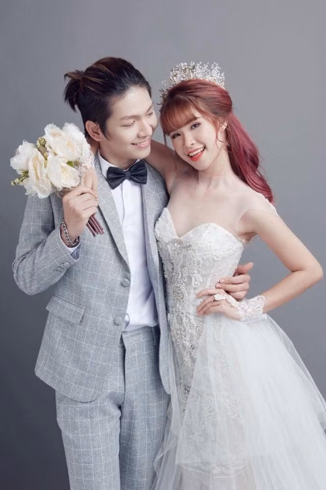 Bộ ảnh cưới với Kelvin Khánh là một trong những dịp hiếm hoi Khởi My xuất hiện với phong cách gợi cảm.