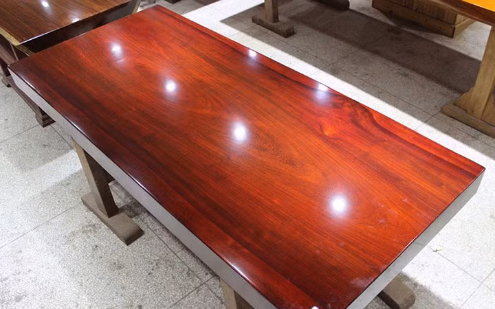 Bubinga là loại gỗ quý có màu nâu đỏ, thớ gỗ mịn, dễ đánh bóng. Loại gỗ này được trồng nhiều ở khu vực châu Phi, tốc độ sinh trưởng chậm. Gỗ này được dùng để chế tạo nhạc cụ, là nguyên liệu yêu thích của thợ thủ công mỹ nghệ.