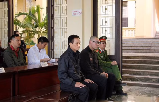 Vi sao hoan phien toa xu nguyen dai ta cong an danh anh trai?