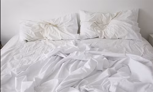 Nên giặt ga trải giường ít nhất mỗi tuần một lần để ngăn chặn các tế bào da chết, nấm mốc và các loại vi khuẩn.