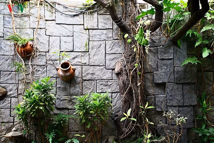 Trong vườn, ngoài mặt nước, cây cối, thảm cỏ ra; nếu có diện tích và bố cục phù hợp, bạn nên có một vài điểm nhấn bằng cách sắp đặt đồ trang trí như phù điêu, tượng tròn; hoặc đồ trang trí có thể kết hợp với sử dụng - giải trí như bàn ghế, xích đu, bập bênh…