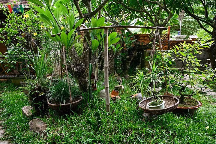 Nói chung các đồ này đều đòi hỏi vật liệu và chất liệu bao phủ bề mặt bền, có khả năng chịu được thời tiết mưa nắng ngoài trời. Cũng có thể không cần cầu kỳ với những món đồ nặng nề và có phần tốn kém, bạn hãy tự trang trí vườn của mình bằng những thứ gần gũi, giản dị và rẻ tiền hơn; như đồ gốm, hay một… đôi quang gánh, kết hợp với sắp đặt những chậu cây.