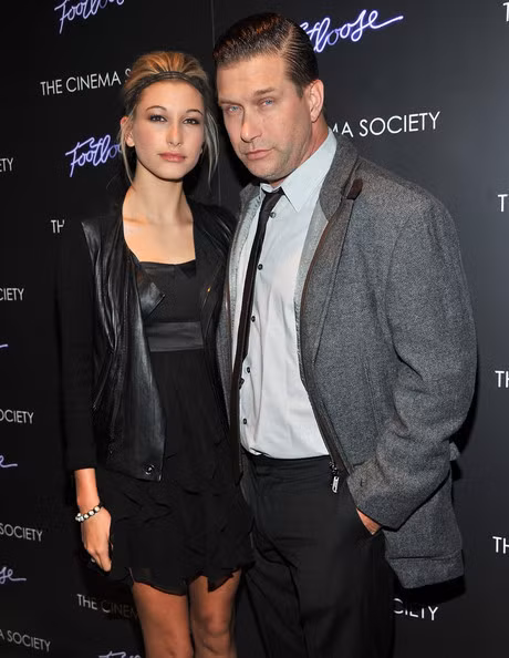 Chân dài Hailey Baldwin từng được tạp chí dành cho đàn ông Maxim bình chọn là sao nữ quyến rũ nhất thế giới trong năm 2017. Hailey Baldwin sinh ra tại bang Arizona, Mỹ, sở hữu chiều cao 1,71 m và có gương mặt góc cạnh, sắc sảo cùng vóc dáng săn chắc. Cô là con gái tài tử Stephen Baldwin và cháu của Alec Baldwin. Gia đình nhà Baldwin rất nổi tiếng ở Hollywood là một trong những dòng họ có nhiều đóng góp cho cả truyền hình và điện ảnh Mỹ suốt hai thập kỷ cuối của thế kỷ 20. Tuy gia đình có truyền thống phim ảnh nhưng Hailey không nổi tiếng từ bé, cô cũng không tham gia đóng phim.