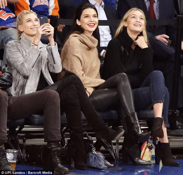 Trong 2 năm trở lại đây, Hailey Baldwin mới thật sự bứt phá và nhanh chóng tạo được chỗ đứng trong làng thời trang. Cô cũng bắt đầu trở thành gương mặt chính trong các chiến dịch quảng bá thời trang, mỹ phẩm và đặc biệt là nội y. Hiện tại Hailey rất hiếm khi vắng mặt trên sàn diễn thời trang danh tiếng.