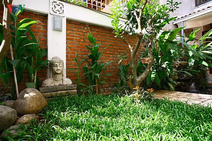 Những vật liệu thô mộc như gạch trần, đá phù hợp với sân vườn.