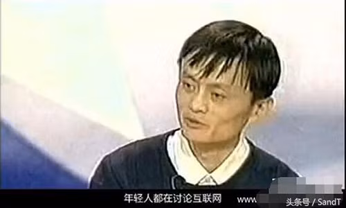 Ông xuất hiện với vẻ ngoài khá gầy gò và quê mùa so với hiện tại.