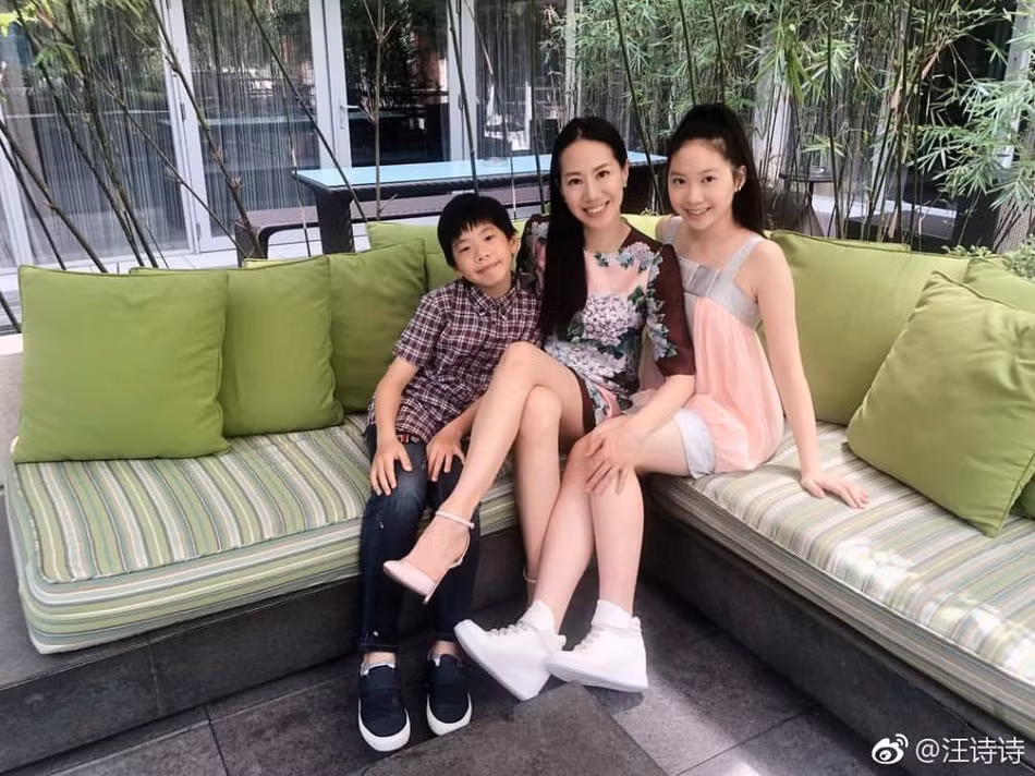 Mới đây, Uông Thi Thi, bà xã của tài tử nổi tiếng Chân Tử Đan đã chia sẻ những hình ảnh khi cùng hai con khi tham dự hôn lễ họ hàng tại Anh. Ngay lập tức, ngoại hình cô con gái đầu lòng của Chân Tử Đan là Chân Từ Như đã thu hút không ít sự chú ý. Dễ nhận ra Từ Như sở hữu nhiều đường nét giống với người mẹ hoa hậu của mình, đặc biệt là đôi chân dài miên man. Dù mới 14 tuổi, song con Chân Tử Đan đã sở hữu chiều cao hơn 1m7 và vóc dáng như thiếu nữ.
