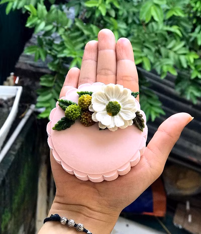 Hoa trang trí được đắp nổi