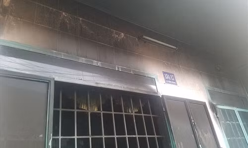 Sau vụ cháy cả căn nhà biến thành màu đen do ám khói, rất may ngọn lửa được khống chế kịp thời. Ảnh. B.A
