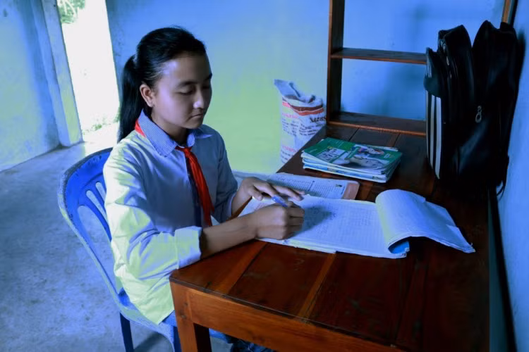 Nghi luc cua nu sinh lop 9 mang 2 dong mau Viet - Trung-Hinh-2