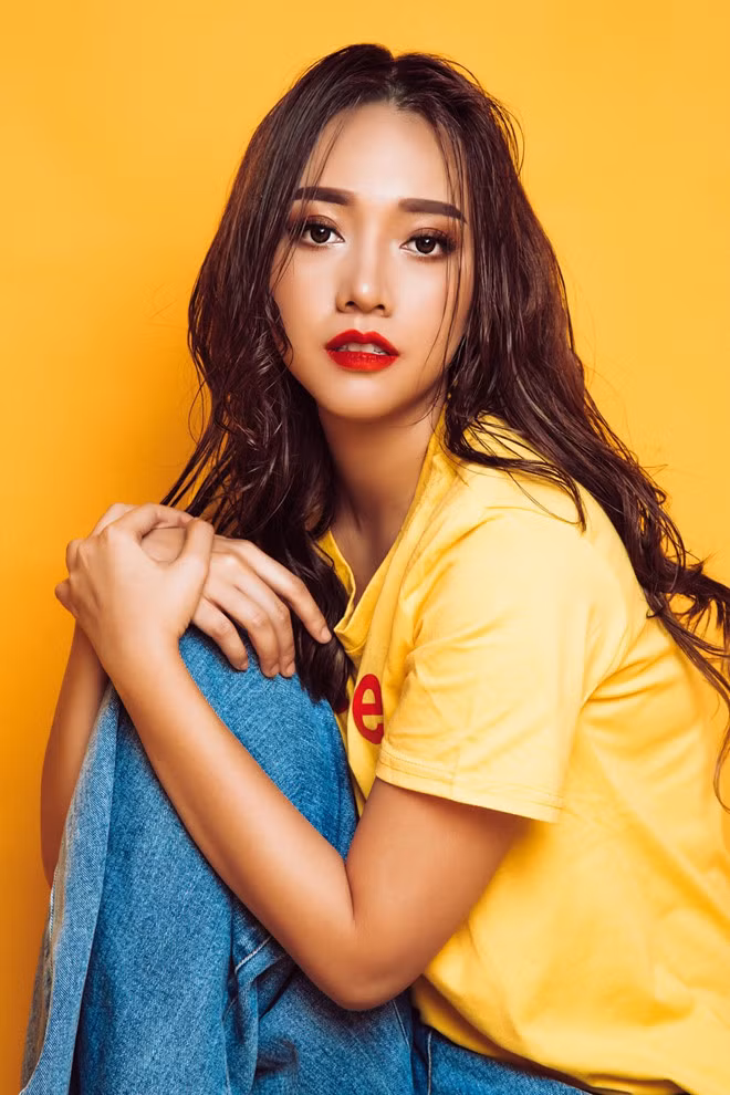 Băng Di bị Thúy Ngân tát và hất nước thật trong phim. Ảnh: NVCC.