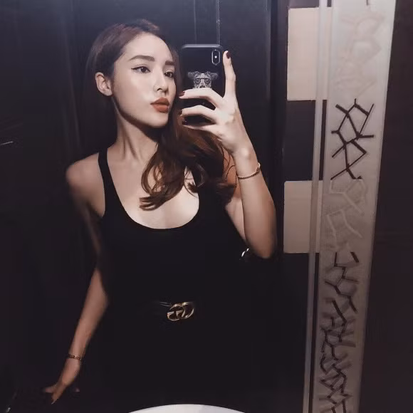 Trong số các Hoa hậu Việt Nam, Kỳ Duyên luôn nằm trong Top những người đẹp bị săm soi nhiều nhất vì sự thay đổi nhan sắc một cách ngoạn mục. Từ một cô nàng mũm mĩm với gương mặt tròn phúc hậu, Kỳ Duyên của hiện tại khiến người đối diện không thể rời mắt trước hình thể cực quyến rũ cùng chiếc cằm thon gọn chuẩn V-line.