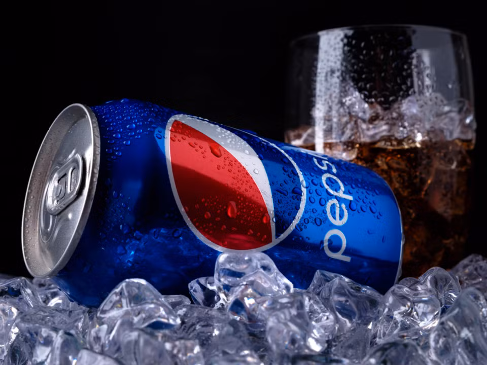 Pepsi Người phát minh ra Pepsi - Caleb Davis Bradham, ban đầu muốn trở thành một bác sĩ nhưng khủng hoảng gia đình khiến ông phải rời trường y và trở thành một dược sĩ. Phát minh ban đầu của ông được gọi là "Brad's Drink" (Đồ uống của Brad), là hỗn hợp gồm đường, nước, caramel, dầu chanh và hạt đậu khấu. 3 năm sau đó, Bradham đổi tên "Brad's Drink" - đồ uống mà ông tin rằng hỗ trợ tiêu hóa - thành "Pepsi-Cola" theo thuật ngữ "dyspepsia" có nghĩa là chứng khó tiêu trong y học.